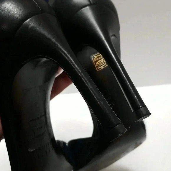 {Stuart Weitzman} Women's Striped Calf Hair Strappy Stilleto Heels - Picture 10 of 15